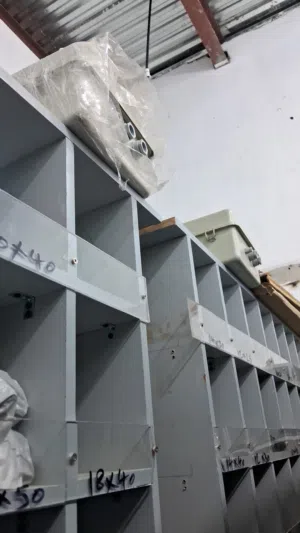 رفوف محل مواد بناء للبيع