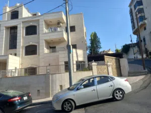 شقة اربع غرف نوم، طابق ارضي مدخل مستقل، مع ترأس وكراج خاص. مواصفات فلل للايجار. للعائلات فقط.
