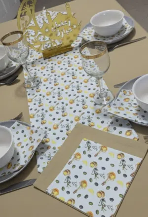 مفرش طاولة 4 اشخاص وشومان دو طابل و 4مناديل بقماش انتي طاش تركي مضاد للبقع والماء جودة عالية.