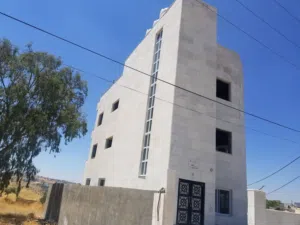 عمارة سكنيه فاخرة في اجمل مناطق مرج الحمام قرب ترخيص غرب عمان موقع مميز جدا و ذات اطلاله خلابه