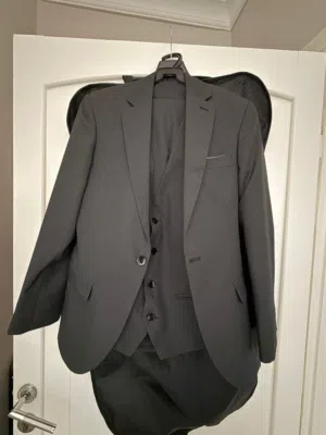 مع قميص.  ابيض بدلة small