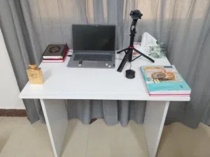 طاولة مكتبية للدراسة والالعاب جيمنغ بحالة ممتازة شبه جديدة