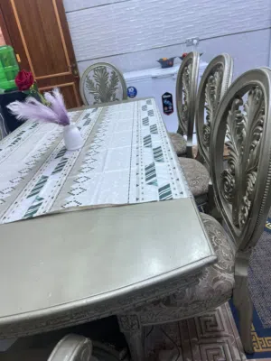 طاولة طعام نظيفة وقوية