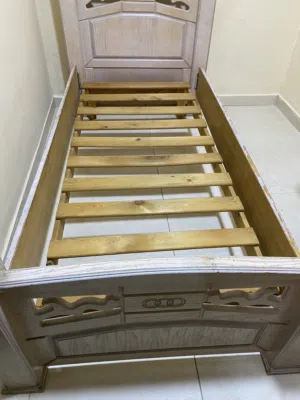 تخت مفرد ونص قياس 220 *150 خشب زان بحالة ممتازه ثقيل جدًا مع القفص
