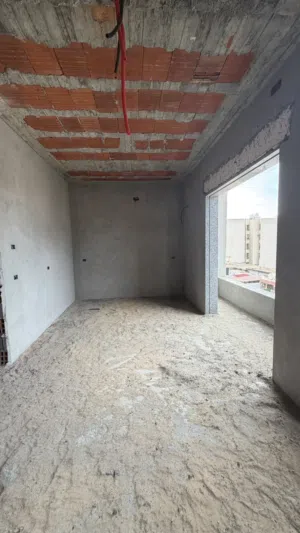 شقة نص تشطيب بلقرب من صيدلية سيف