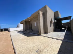قطعة مساحتها 1700م عليها ثلاث منازل للبيع مصراته زريق