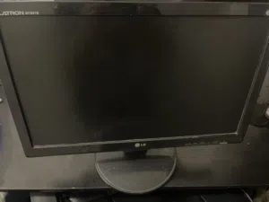 للبيع شاشه LG نضيفه مافيها ولا شي