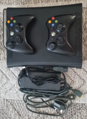 Xbox 360 مع 85 لعبة