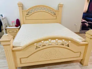 سرير كبير الطول 200 و العرض 180 و قابل