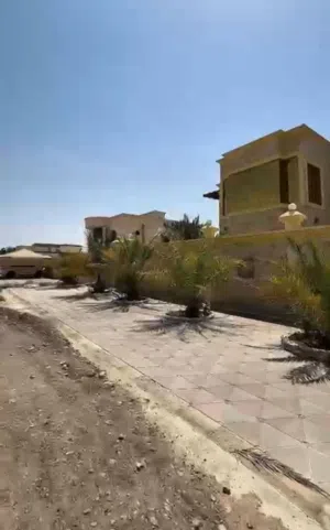 فيلا سكنيه للبيع بمساحه كبيره وموقع ممتاز بارقي احياء البريــــــمي
