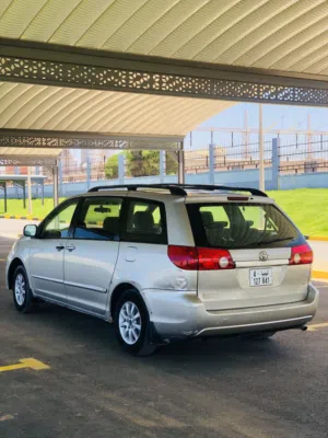 Used Toyota Sienna in Zawiya