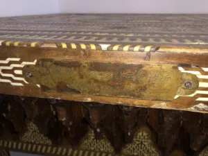 طاولة تراثية مطعمة يدويًا اهداء لصاحب السمو الامير سعود ( قطعة نادرة )
