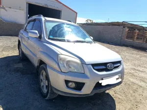 كيا سبورتاج موديل 2008 نافتة ماشية 187k