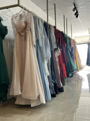 معرض فساتين للبيع مجهز بالكامل