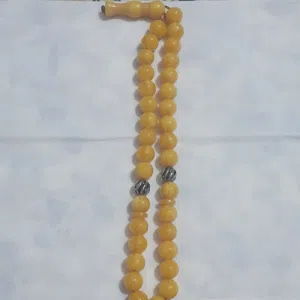 أناقة التفاصيل وهيبة الحضور  مسبحة بلون أصفر ملكي يجمع بين بساطة التصميم والسعر بس 25000 ألف ليرة