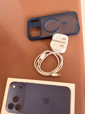 iPhone 17 Pro Max سعة 256GB بحالة ممتازة جدًا (شبه جديد). استخدام شهر واحد فقط الاستخدام كاميرا