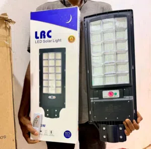 -كشاف محيطي ذكي من شركة LRC العالمية يشحن بطاقة الشمس يحتوى على لوحة انارة بها 882 ليد مضغوط