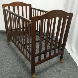 Urgent Sale. Junior's Baby cot in Good condition in Buraimi Hurry up Hurry up price reduced