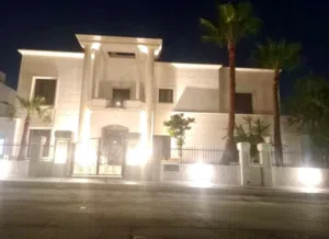 فيلا مستقله فاخره جداً في منطقة عبدون للبيع.
