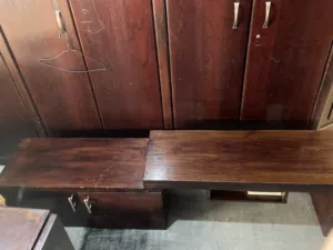 طاولة تلفزيون وخزانة ورف مستعملين للبيع