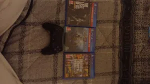 العاب بليستيشن 4 ربي يبارك مفيش خدش ولا عكات فيهم مع ايد اصلية من البليستيشن. سعر كزيوني مع بعض