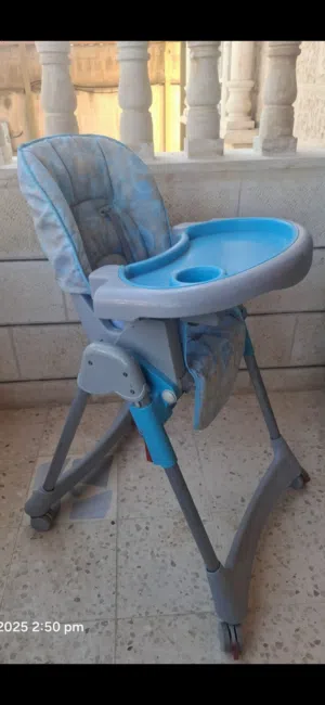 كرسي طعام بحالة ممتازة قابل للطي.وسهولة الحركة