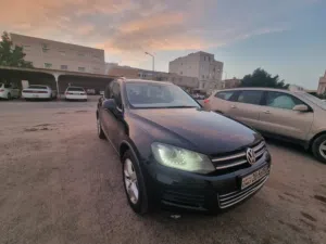 Volkswagen Touareg 2013 SUV with Sunroof and Leather Interior