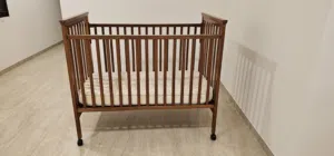 سرير أطفال مع مرتبة نظيفة ماركة جونيورز (Juniors) ..