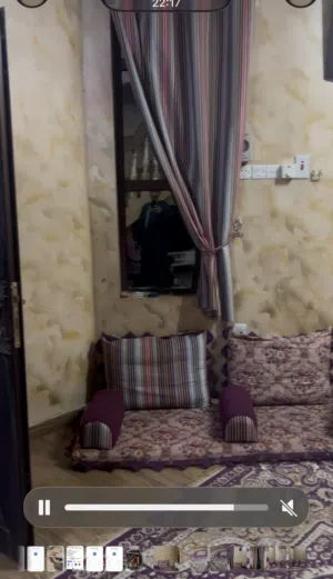 للبيع جلسة أرضية فخمة بحالة ممتازة �