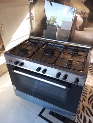 5 burner gas oven neat and clean excellent working