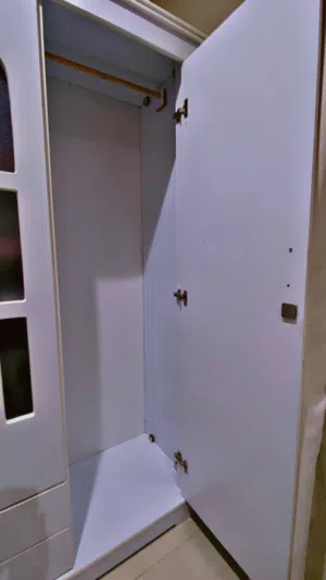 دولاب خشبي ابيض