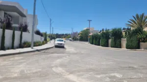 ارض للبيع في أجمل مناطق المملكه الحمر وفي أجمل أحيائها بمساحه 2287م تصلح لبناء فيلتين متلاسقتين
