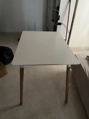 طاوله شبه جديده و سعر جدا حلو و قابل للتفاوض