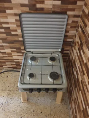 كاونتر وطباخ وميز شاشه
