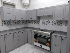 احسب مطبخك بنفسك  مطابخ تفصيل مع رخام صيني سعر اقل الرف 4 ملي  الرخام 2 سم