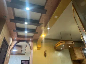 شقه للايجار ب جبل النزهه خلف حديقه الراي