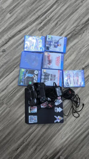 بليستيشن 4 مستخدم و في حاله جيده و معه يد تحكم ثنتين و شاحنهم و اشرطه