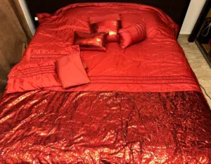 طقم سرير مكون من لحاف وغطاء مخدتين وملابه وثلاث مخدات صغيره