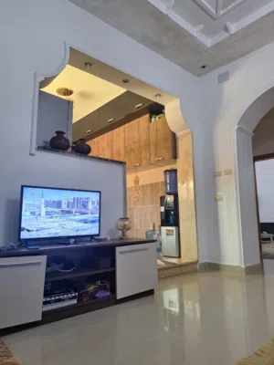 منزل على الطريق الرئيسى بمشروع الهضبه جزيره العمال به عدد 2محلات مساحه كل واحد 5×8 يوجد به قراج ل4 س