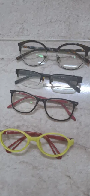 نظارات استخدام بسيط بحالة جيدة