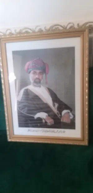 يوجد لوحة للمغفور له السلطان راحل طيب الله اثرة