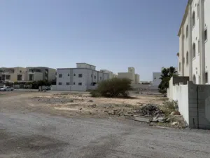 للبيع ارض سكنية ممتازة في المعبيلة الجنوبية الثامنة  وسطية ، رقم القطعة (2683) .