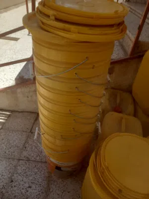 متوفر 12 سطل نطيف كما في الصور المكان طرابلس