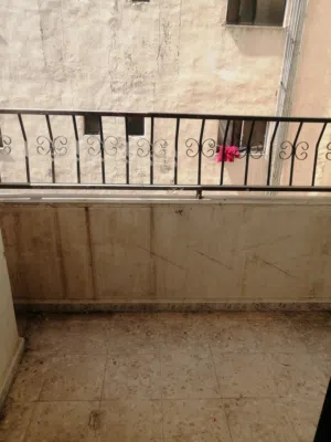 شقه سكنيه للايجار طابق اول  4 غرف وبلكونه شارع الجامعه  بناية الوليد بجانب جعرون للعطور