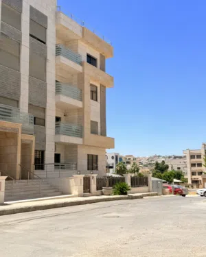 شقة للبيع في ضاحية النخيل شبه ارضي مميزة جدا موصفات خاصة