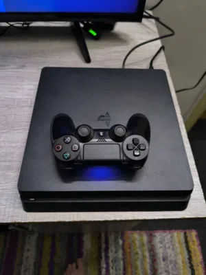 بلايستيشن 4 مستعمل بحالة الوكالة مع ايدتين وسيديات .