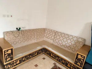 ركنة مودرن حرف L فخمة بحالة ممتازة للبيع + طاولات + ديكور مدخنه