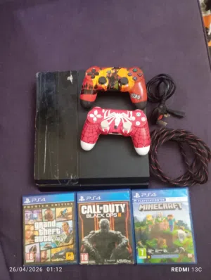بلاي ستيشن 4 مع جميع اغراضه مع يدتين جداد ما صار لهم اسبوعين معه 3 cd كلهم على حاله الوكاله