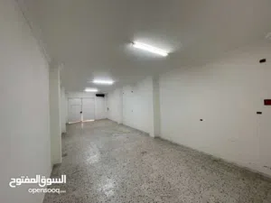 عدد 2 مخازن في الحي الجامعي جامعة طرابلس بقرب من طريق الخدمات