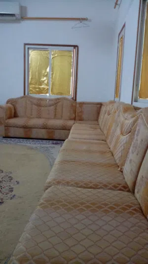 كراسي بحاله جيده 7 كراسي و2 زاويه و2 طاوله الكراسي بعض منهن زينات وبعض منهن تعبانات يحتاج لهن تعديل